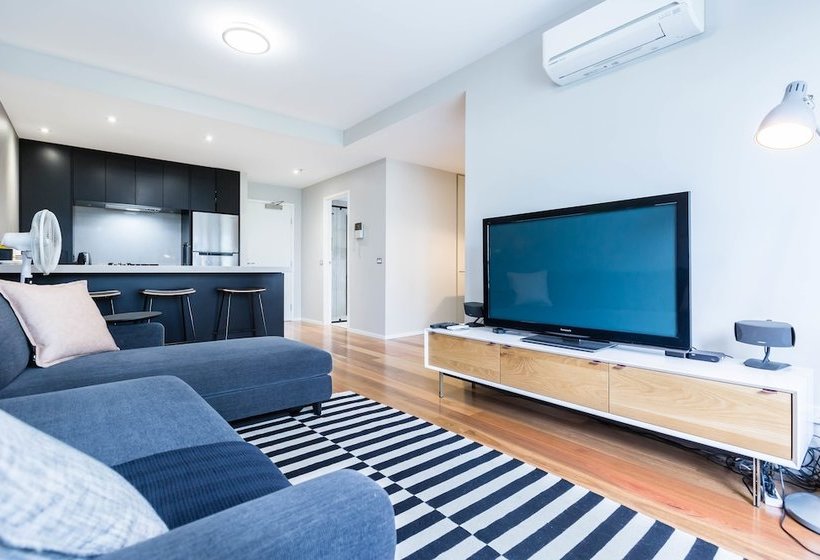 Sandra, 1bdr Carlton Apartment