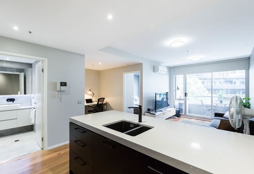 Sandra, 1bdr Carlton Apartment