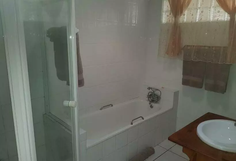 Hotelli Ingwe Manor Guesthouse