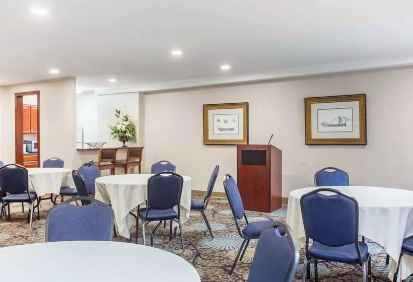 ホテル Comfort Inn & Suites Patriots Point