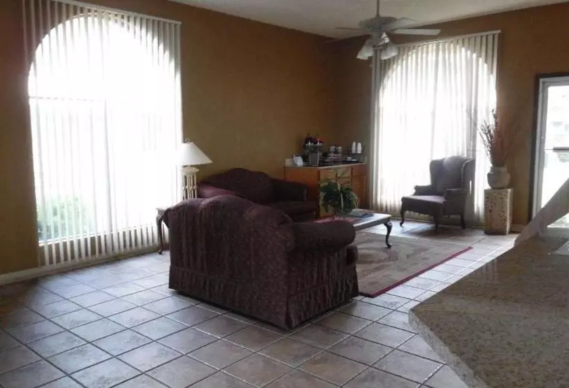 בית מלון כפרי Red Roof Inn & Suites Oklahoma City Southwest