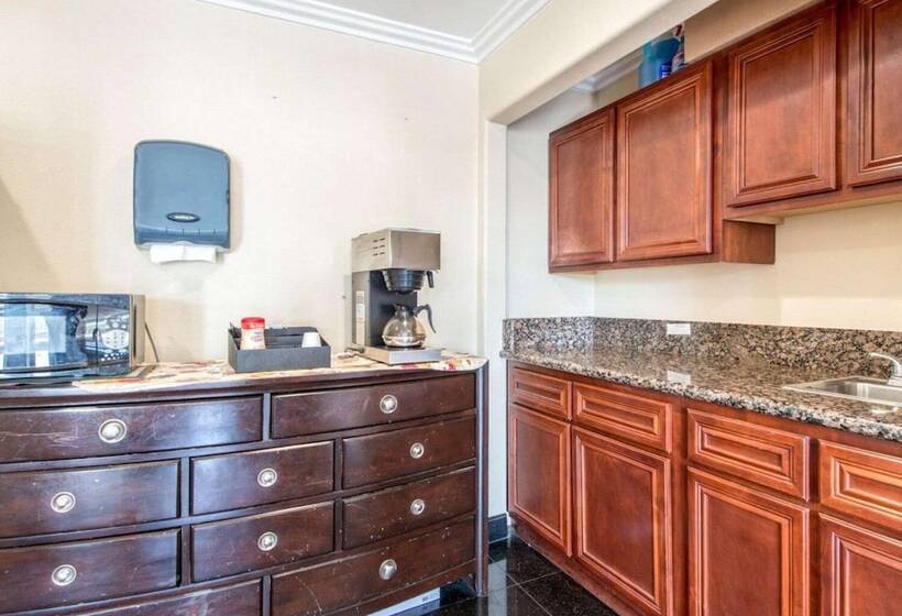 汽车旅馆 Queencity Inn