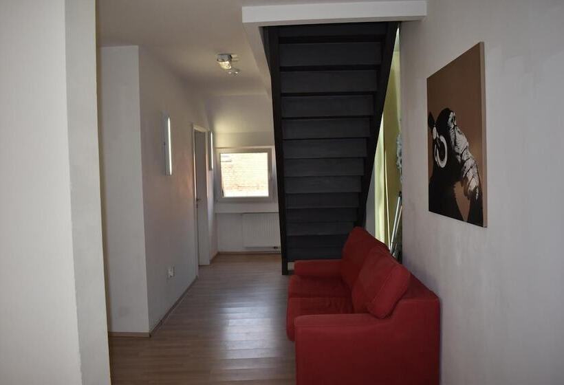 پانسیون City Wall House