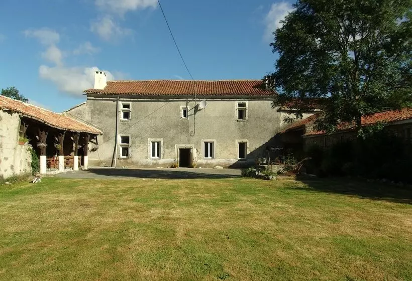ベッドアンドブレックファースト Fortified French Retreat