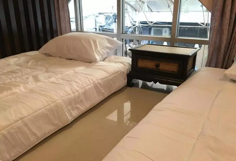 هتل The Grand Palace Hostel