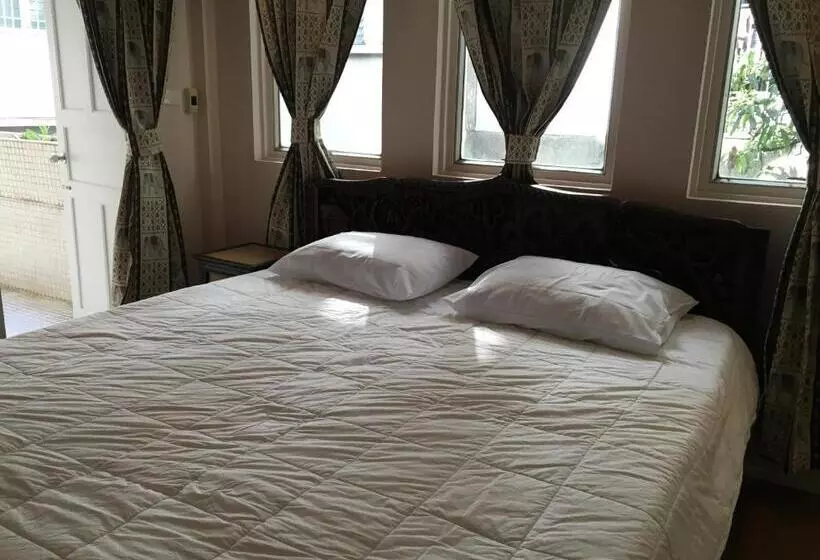 هتل The Grand Palace Hostel