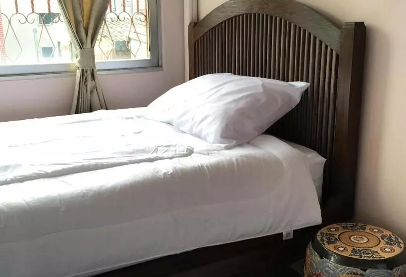 هتل The Grand Palace Hostel