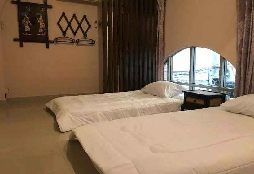 هتل The Grand Palace Hostel