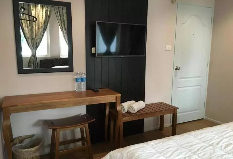 هتل The Grand Palace Hostel