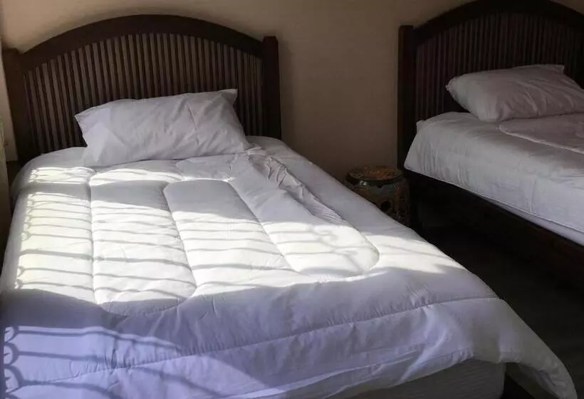 هتل The Grand Palace Hostel