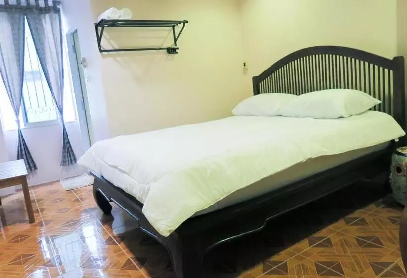 هتل The Grand Palace Hostel