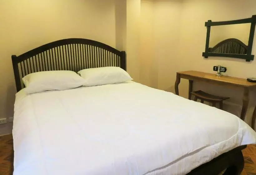 هتل The Grand Palace Hostel