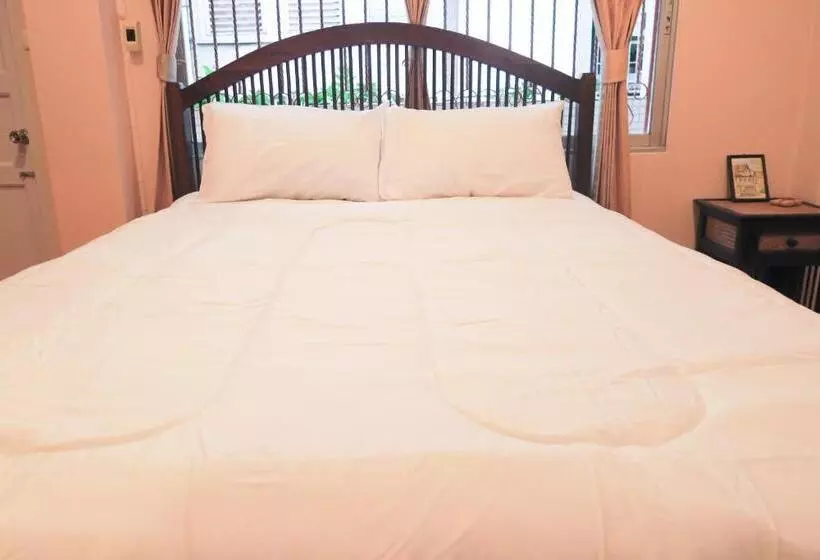 هتل The Grand Palace Hostel