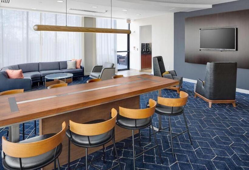 Отель Courtyard Shelton