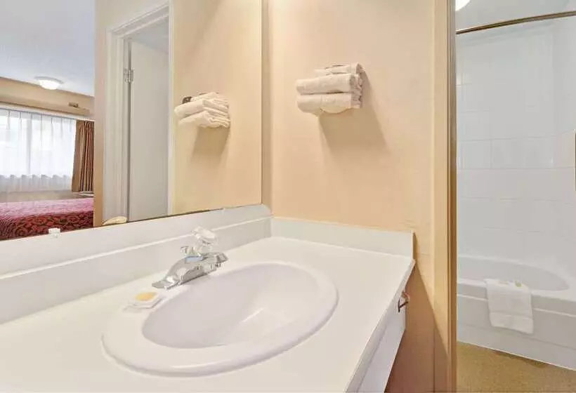 Отель Days Inn By Wyndham Overland Park/metcalf/convention Center