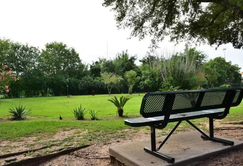 هتل Red Carpet Inn