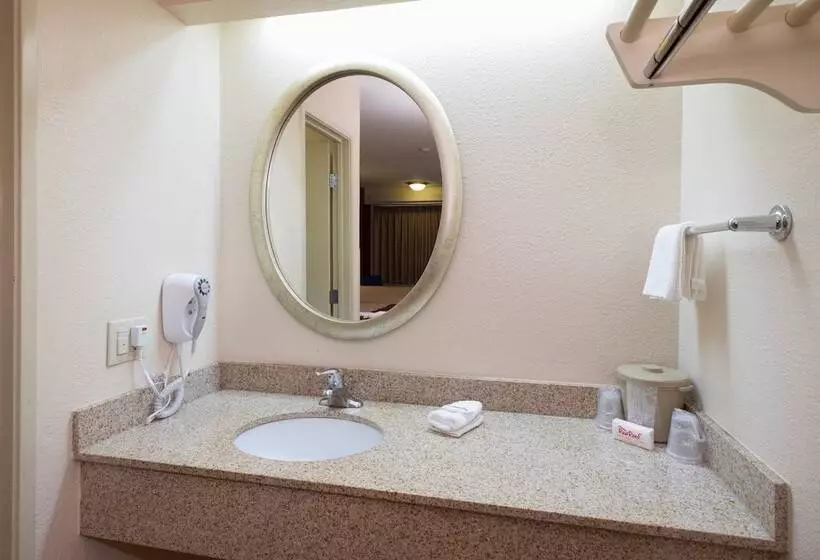 בית מלון כפרי Red Roof Inn Cincinnati Sharonville