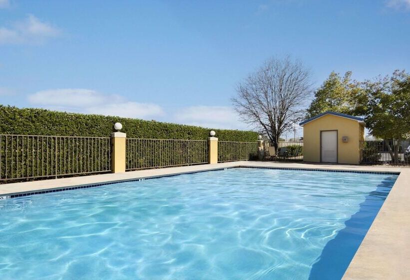 فندق Super 8 By Wyndham Monroe