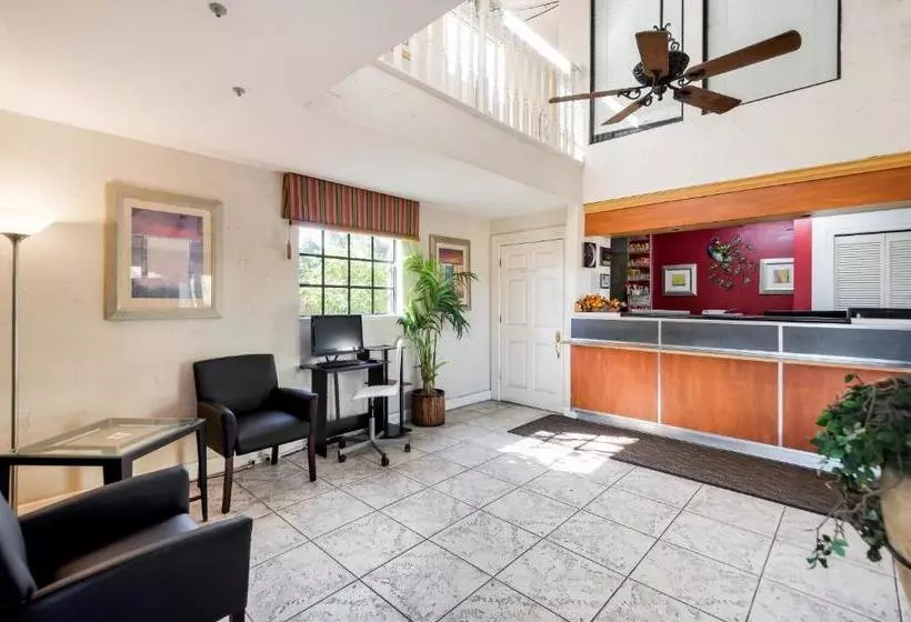 فندق Econo Lodge Palm Harbor  Clearwater