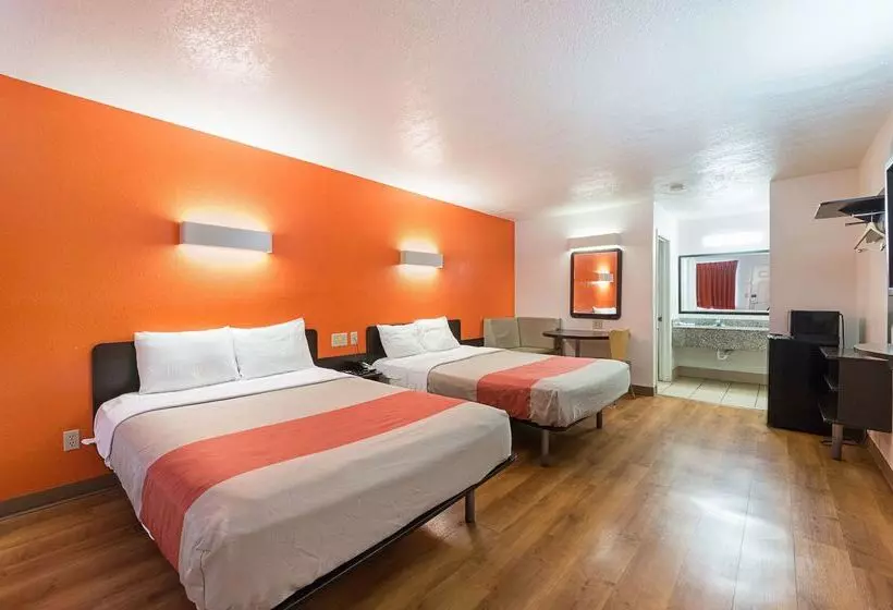 Motel 6san Antonio, Tx  Fiesta Trails