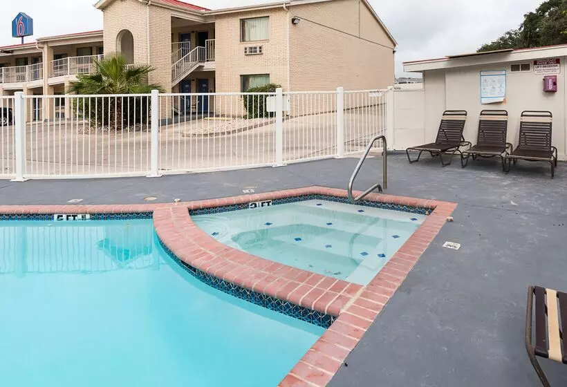 Motel 6san Antonio, Tx  Fiesta Trails
