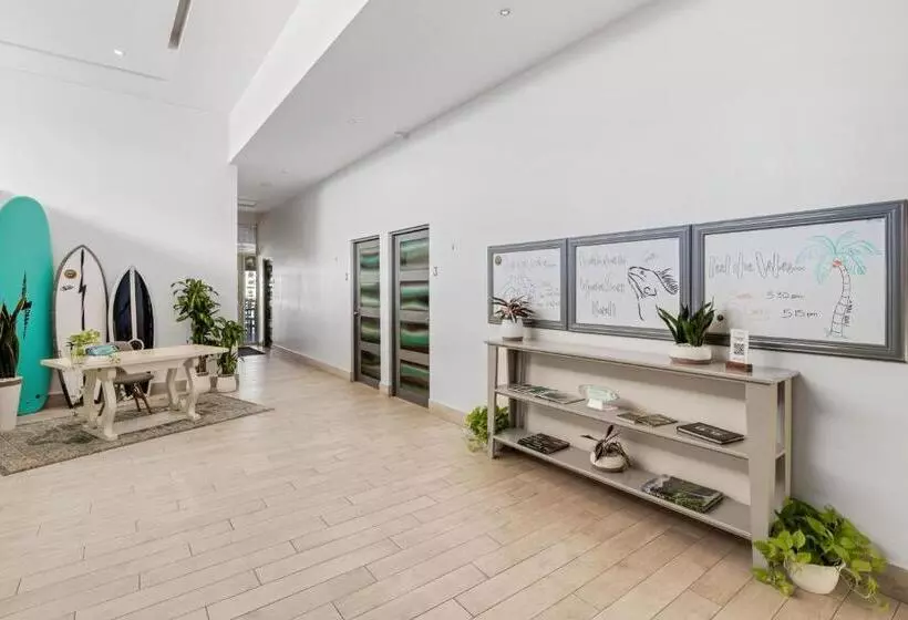 Hotelli Iguana Surf Camp