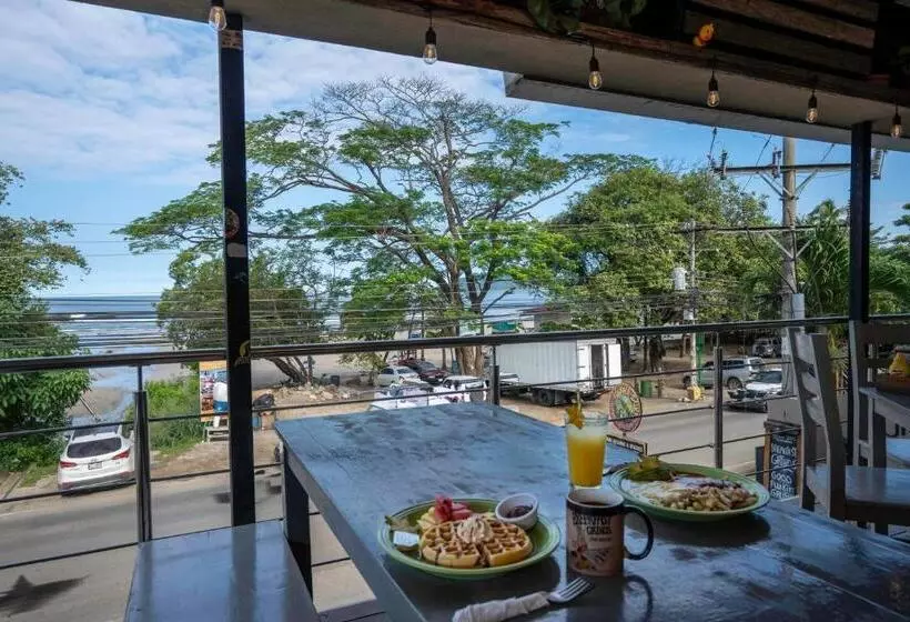 Hotelli Iguana Surf Camp