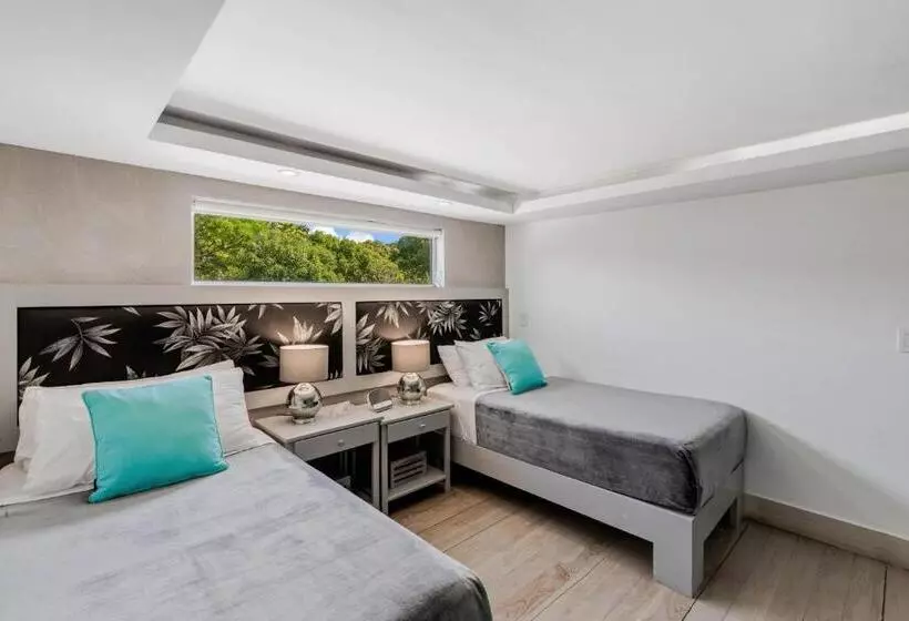 Hotelli Iguana Surf Camp