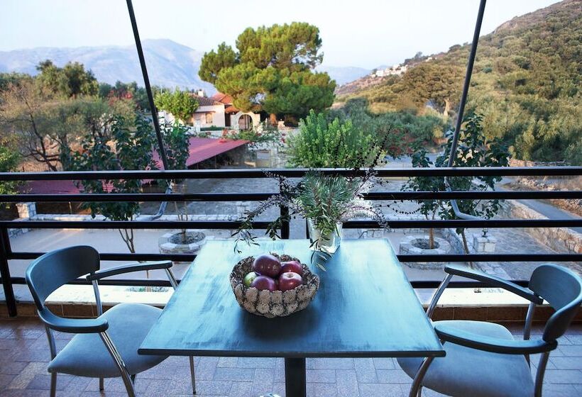 Family Vacation Home With Views In Heart Of Mani