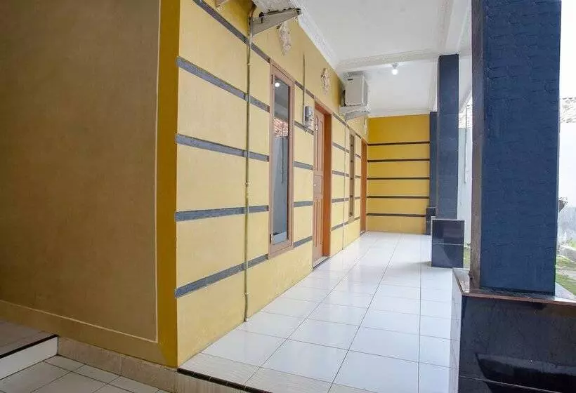 Hotelli Spot On 2830 Azka Guest House Syariah