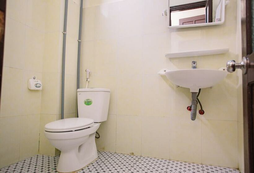 هتل Spot On 749 Four Seasons Guest House