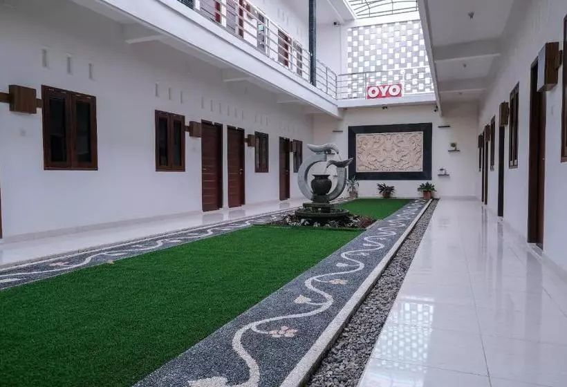 هتل Oyo 2587 Enfaza Guesthouse