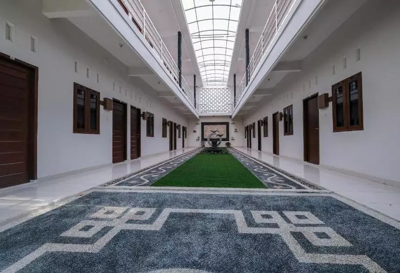 هتل Oyo 2587 Enfaza Guesthouse