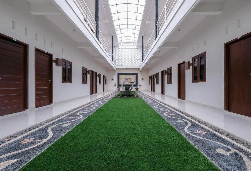 هتل Oyo 2587 Enfaza Guesthouse