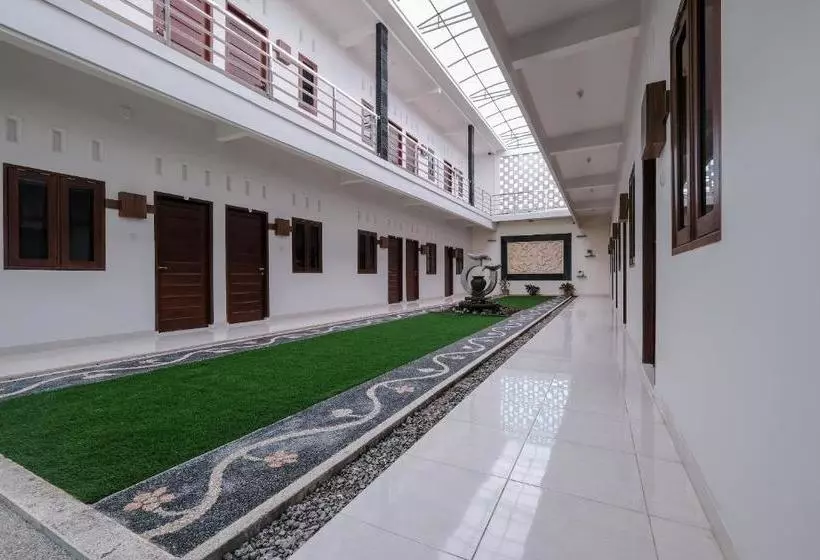 هتل Oyo 2587 Enfaza Guesthouse