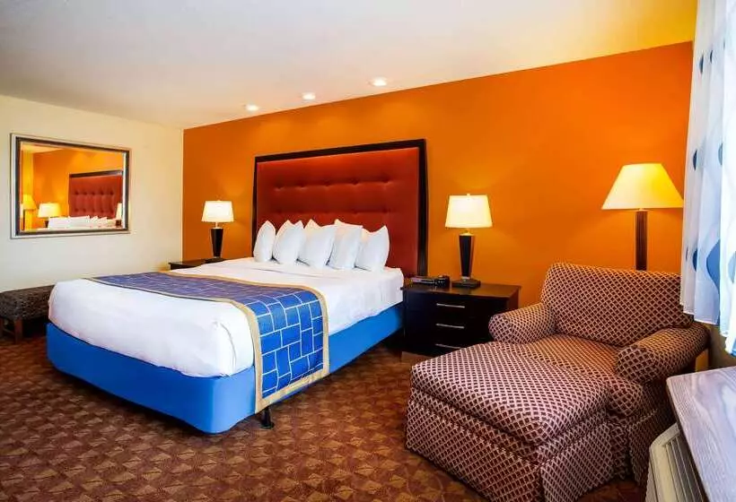 Отель Days Inn & Suites By Wyndham Stevens Point