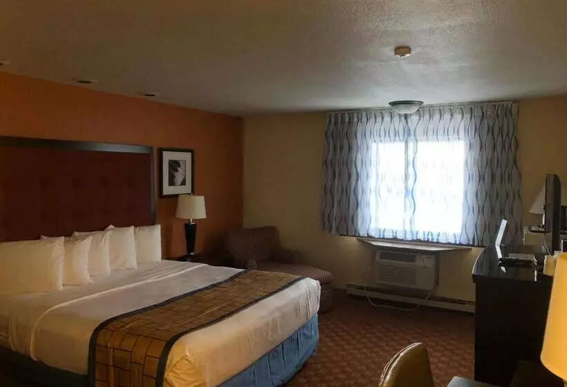 Отель Days Inn & Suites By Wyndham Stevens Point