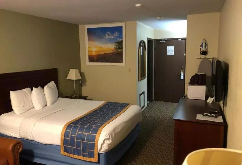 Отель Days Inn & Suites By Wyndham Stevens Point