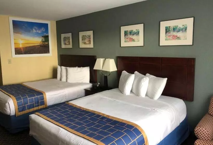 Отель Days Inn & Suites By Wyndham Stevens Point