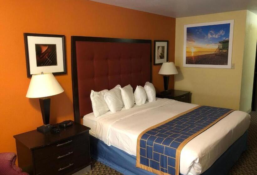 Отель Days Inn & Suites By Wyndham Stevens Point