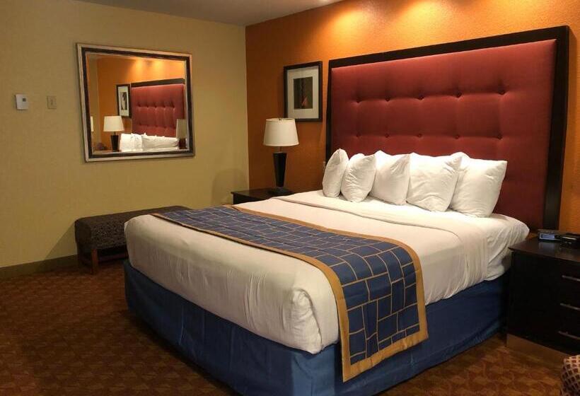 Отель Days Inn & Suites By Wyndham Stevens Point