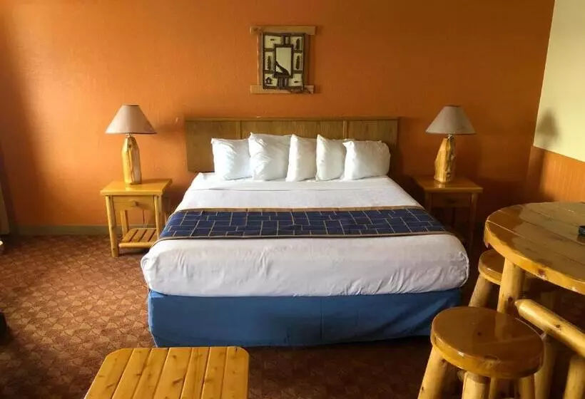 Отель Days Inn & Suites By Wyndham Stevens Point