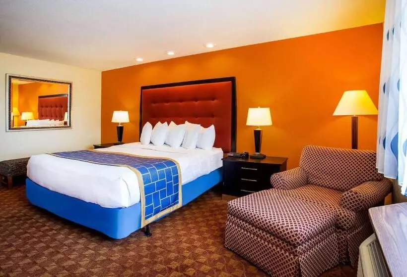 Отель Days Inn & Suites By Wyndham Stevens Point