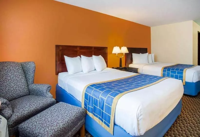 Отель Days Inn & Suites By Wyndham Stevens Point