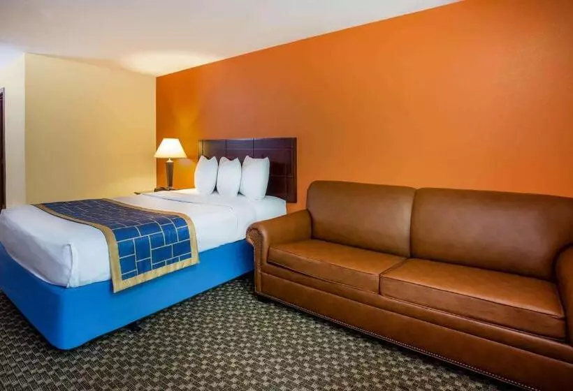 Отель Days Inn & Suites By Wyndham Stevens Point