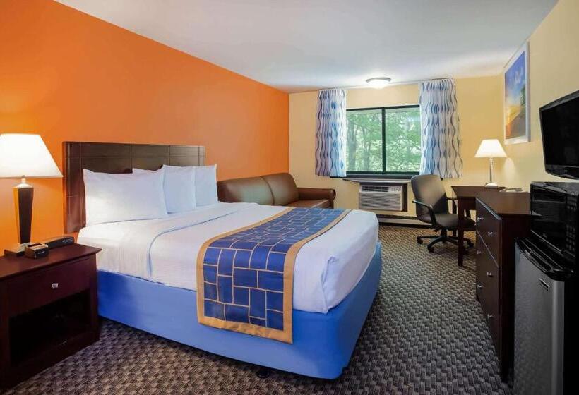 Отель Days Inn & Suites By Wyndham Stevens Point