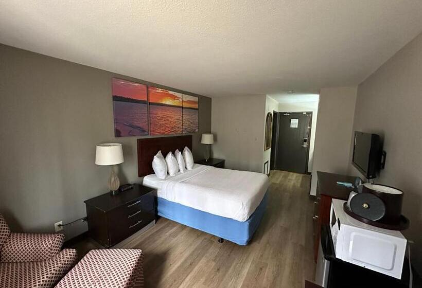 Отель Days Inn & Suites By Wyndham Stevens Point