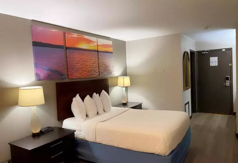 Отель Days Inn & Suites By Wyndham Stevens Point