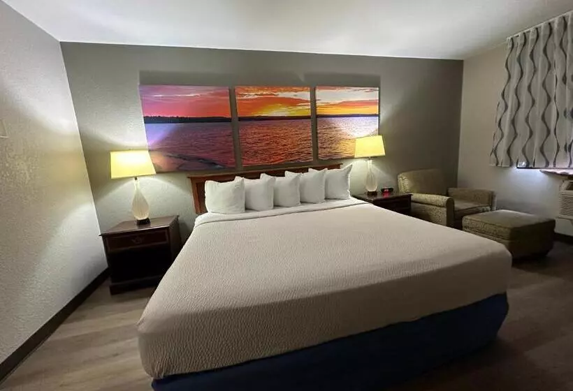 Отель Days Inn & Suites By Wyndham Stevens Point