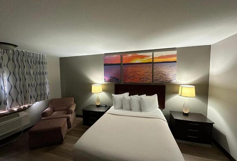 Отель Days Inn & Suites By Wyndham Stevens Point